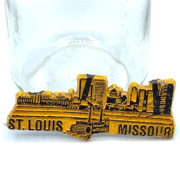 St. Louis Missouri Rubber Souvenir Fridge Magnet 2.5" - Picture 1 of 1